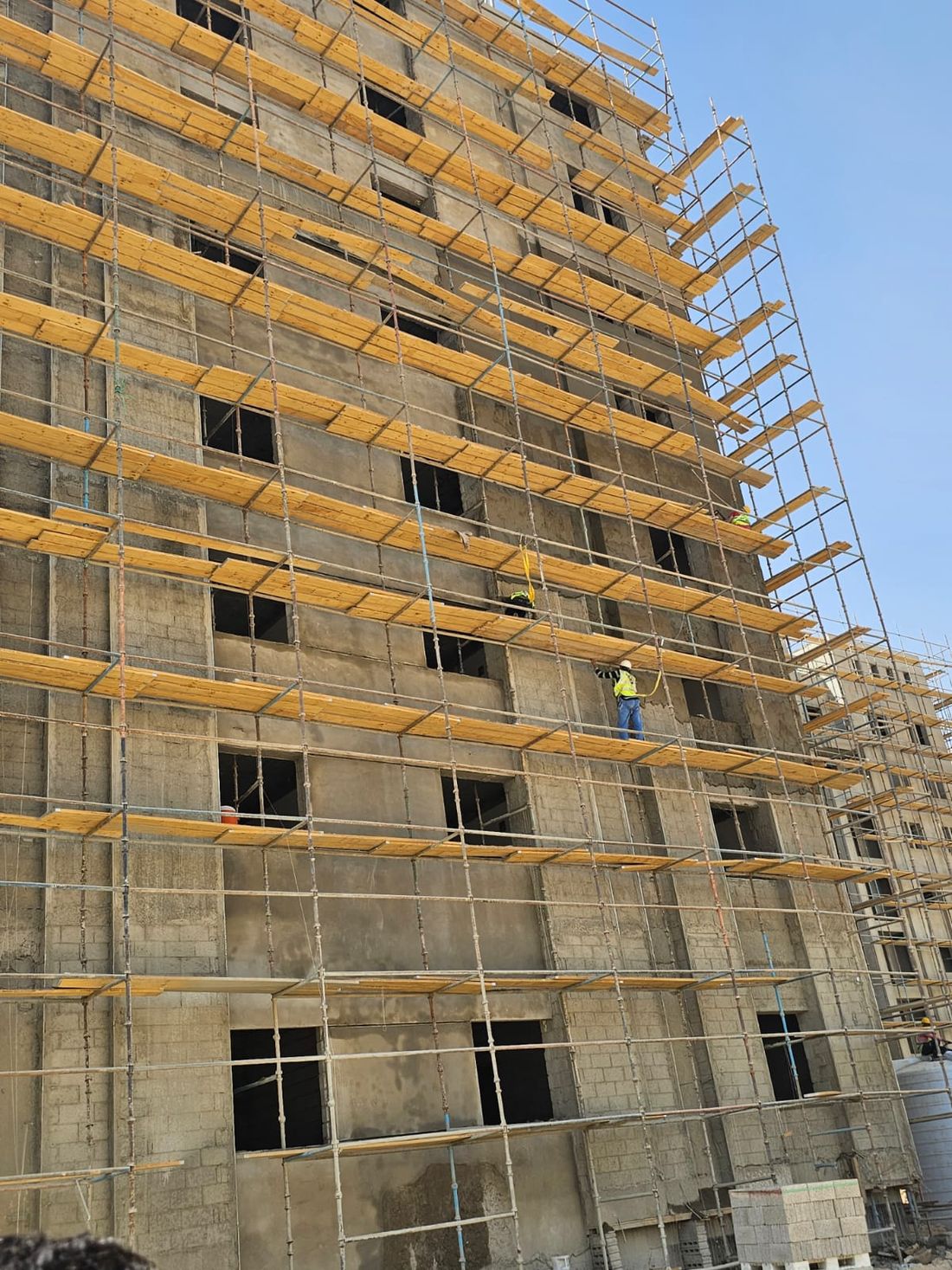 مبنى متعدد الأدوار أثناء أعمال التشطيب الخارجي