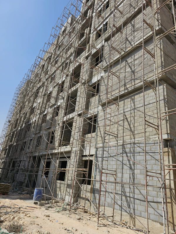 أعمال السقالات والواجهات قيد التنفيذ